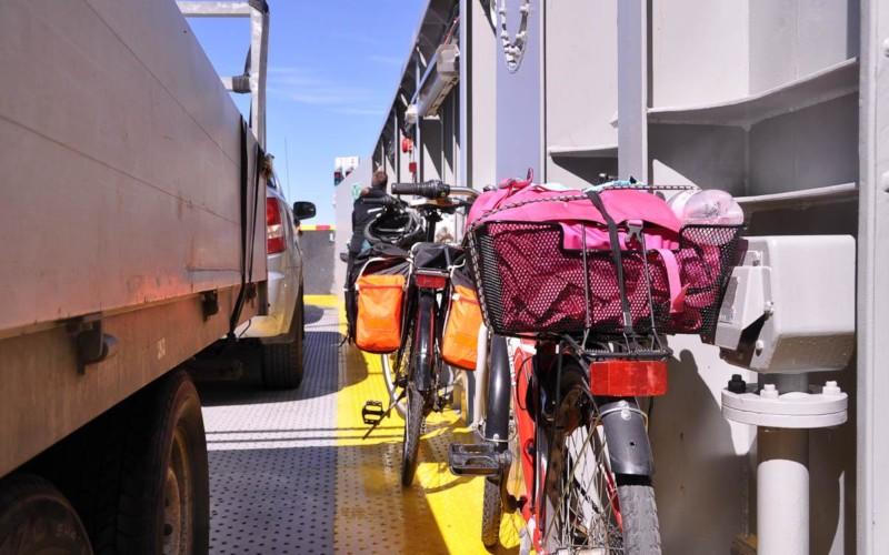 Cyklar med packning ombord på färja.