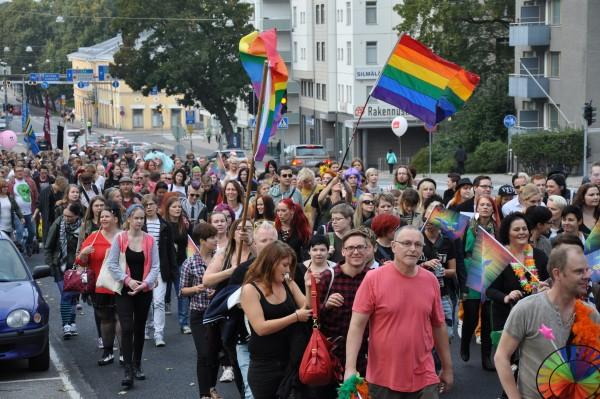 Mot Kuppisparken. Turku Pride är inte bara en parad utan fortsätter med program i Kuppisparken. Foto: Anna Pusa.