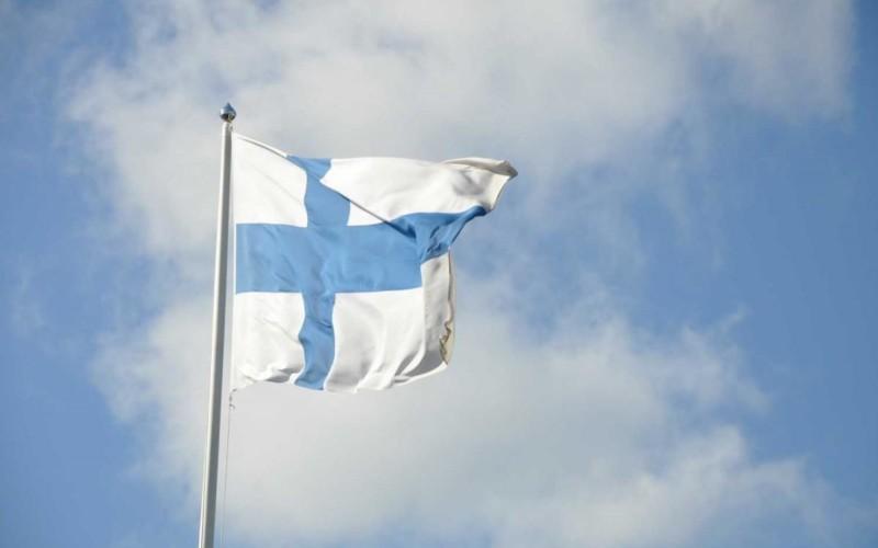 finlands flagga, vit med blått kors, vajar i vinden