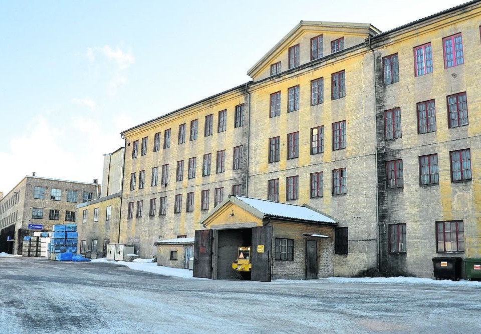 gammal fabriksbyggnad i gult tegel