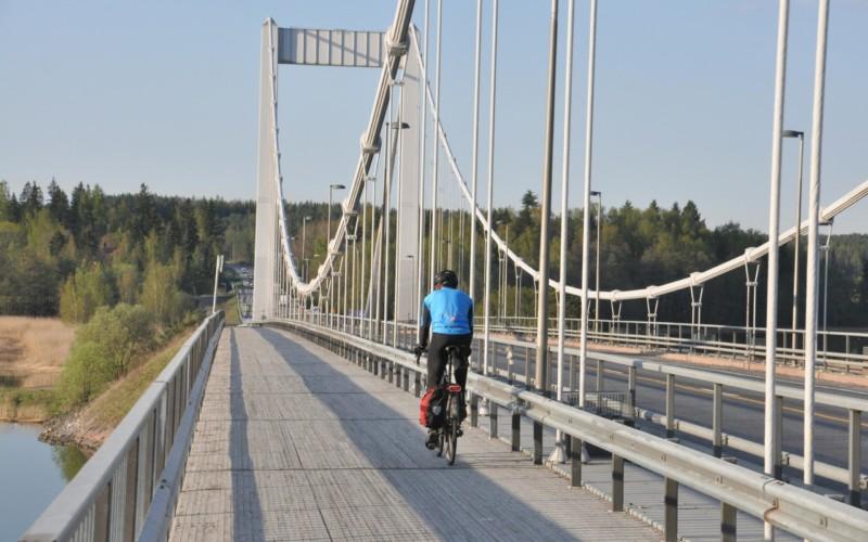 EN cyklist på en stor bro.