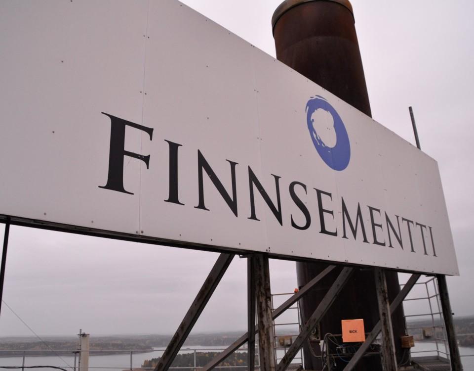 Skylt med texten Finnsementti och bolagets logo.