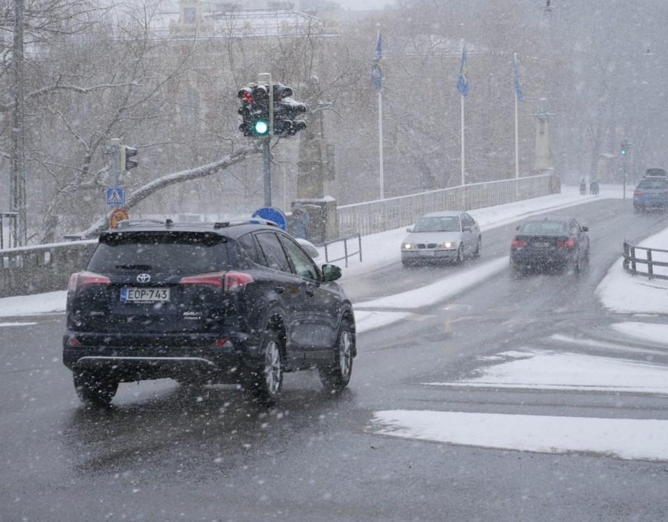 Snö som yr i centrum av Åbo.