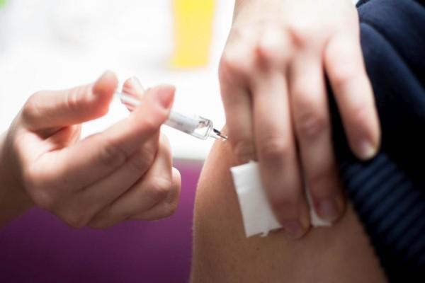 Närbild på vaccinering i arm