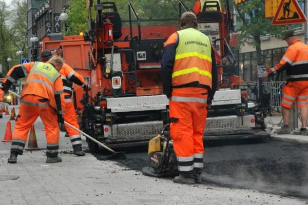 vägarbetare lägger ny asfalt