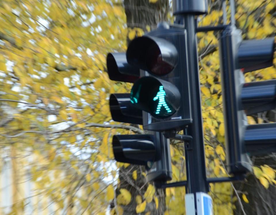 Ett trafikljus med en grön gubbe.