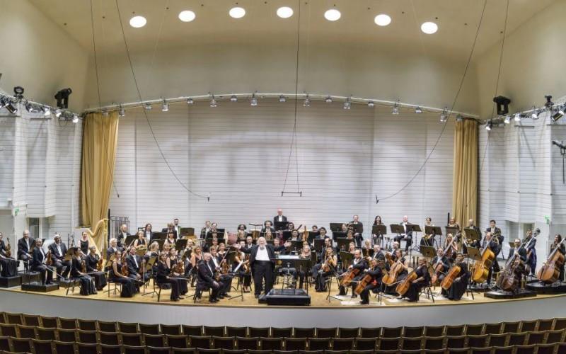 En orkester i en konsertsal.
