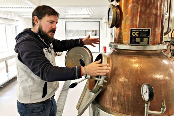 Snart dags för sprittillverkning. Jonathan Smeds ska tillverka gin och whisky i de gamla Flipperhallarna i Vikom under namnet Nagu destillery.