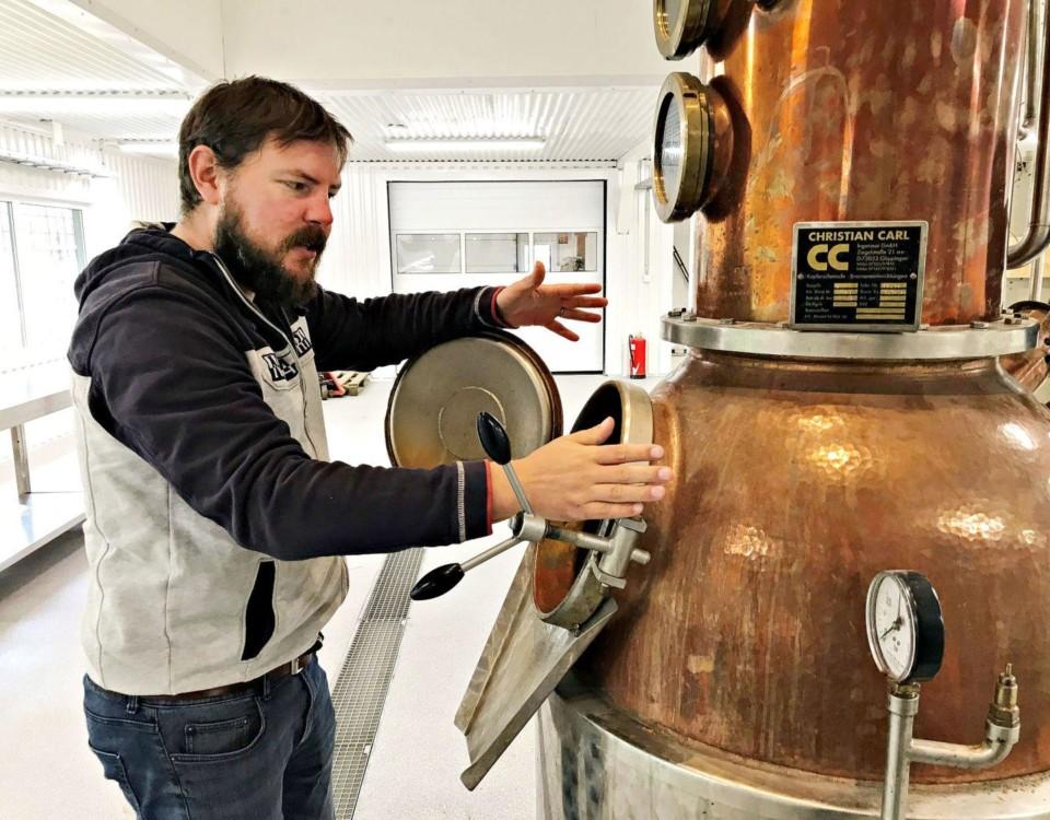 Snart dags för sprittillverkning. Jonathan Smeds ska tillverka gin och whisky i de gamla Flipperhallarna i Vikom under namnet Nagu destillery.
