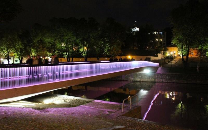 Biblioteksbron är upplyst i rosa på kvällen