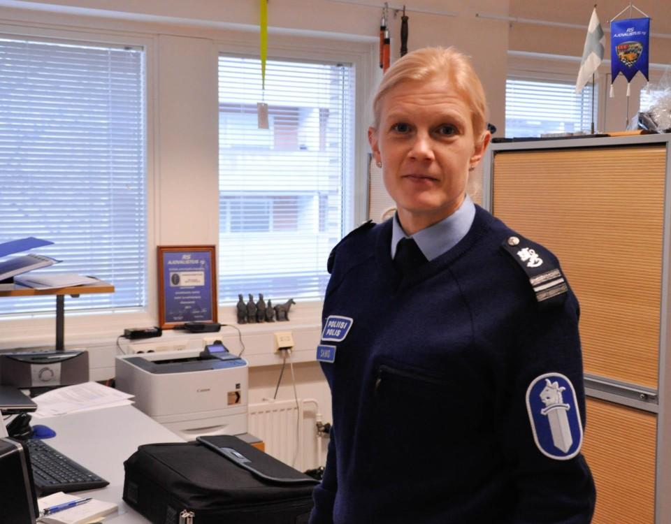 en poliskvinna i sitt kontor