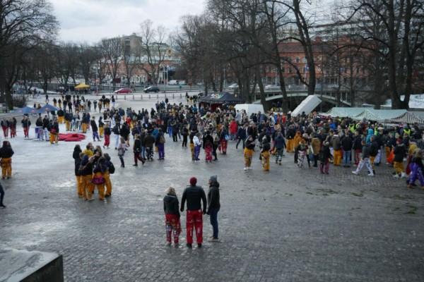 Domkyrkotorget i Åbo fyllt med personer klädda i halare i olika färger. Vädret är grått.