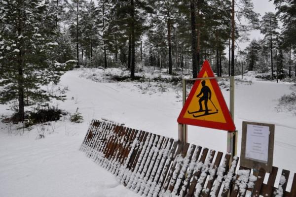 Varningsskylt för skidåkare vid skidspår