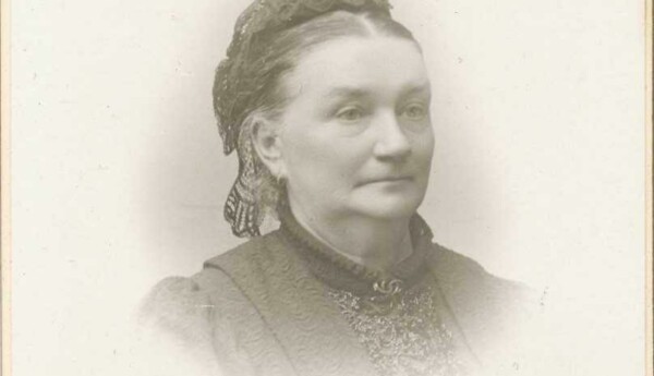 svartvit gammal bild av en kvinna