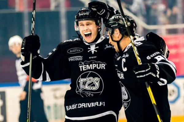 Ishockeyspelarna Kaapo Kakko och Ilari Filppula iklädda svarta ishockeyredkap firar mål i Åbo ishall.