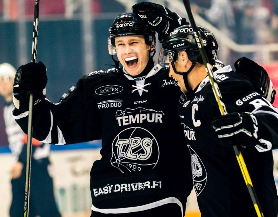 Ishockeyspelarna Kaapo Kakko och Ilari Filppula iklädda svarta ishockeyredkap firar mål i Åbo ishall.