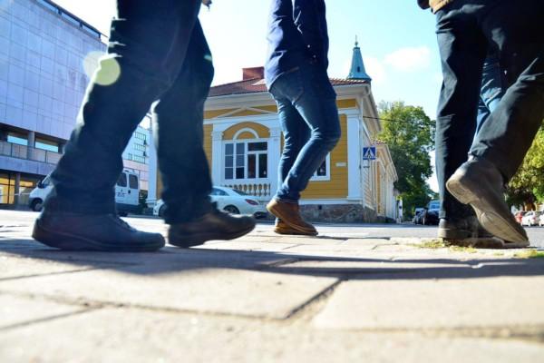 Studerande går i akademikvarteren i Åbo