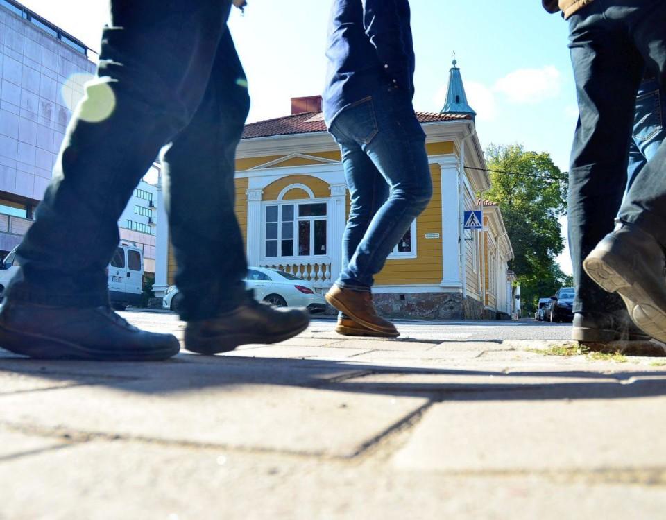 Studerande går i akademikvarteren i Åbo