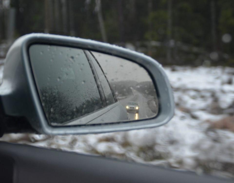 En sidospegel på en bil.