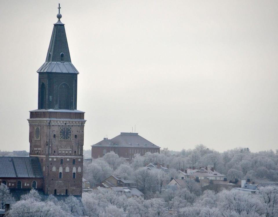 En kyrka med rimfrost på träden.