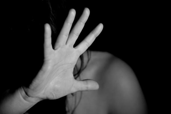 En svartvit bild på en person som håller upp handen.