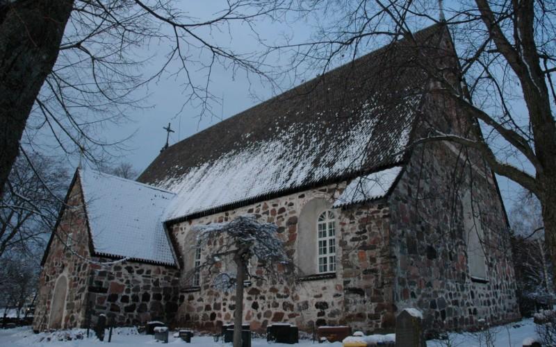 en kyrka med litet snö på taket