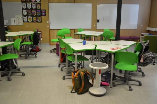 Ett klassrum med lite annorlunda stolar och bord.