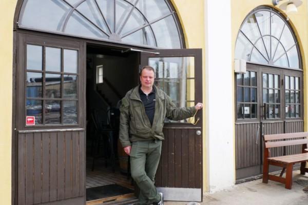 Jukka Siitonen står framför dörren till krogen Stall's