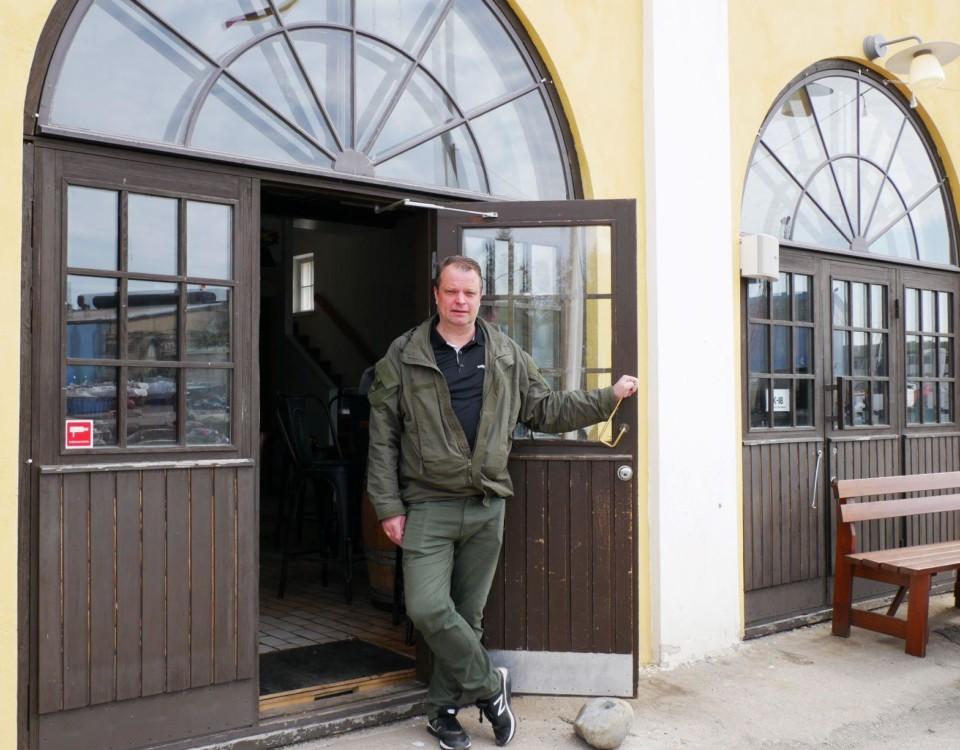 Jukka Siitonen står framför dörren till krogen Stall