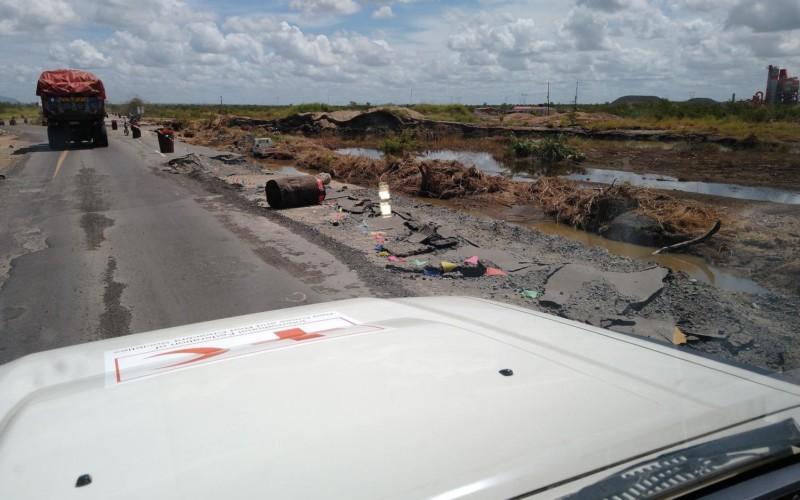 Mocambique, där en väg har rasat efter cyklonen.