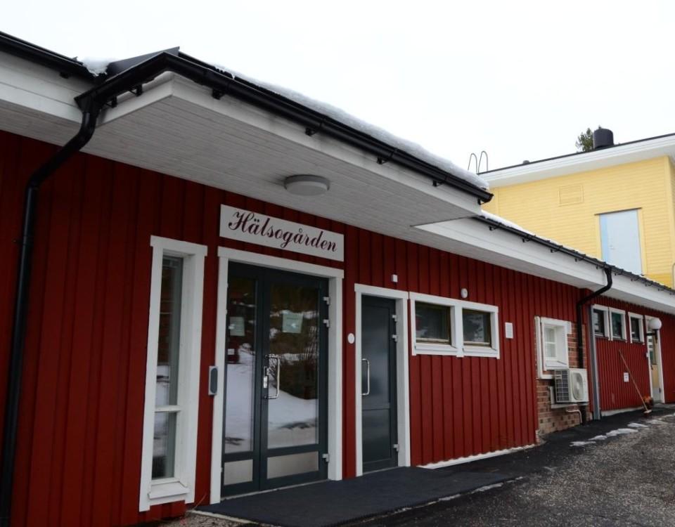 rött hus med skylten hälsogård i Houtskär