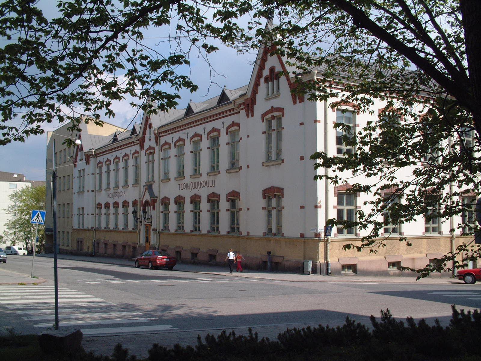 Den gamla industriskolan på Smedsgatan används tillfälligt av Puolalan koulu. ÅU-foto