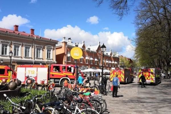 Brandbilar och cyklar vid Aura å.