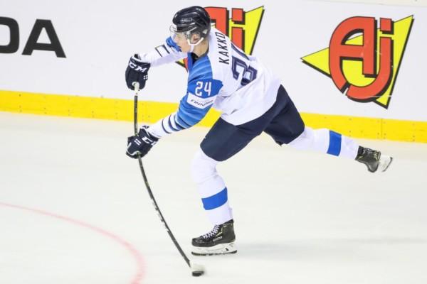 Kaapo Kakko iklädd Finlands vita speltröija skjuter pucken mot mål under ishockey VM i Bratislava våren 2019.