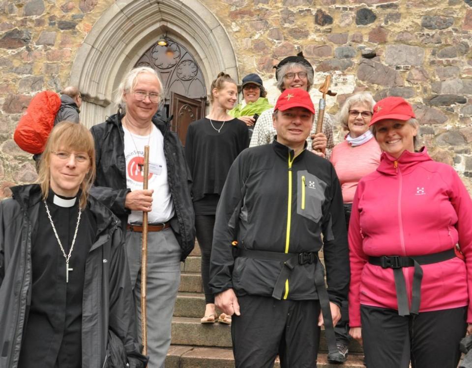 pilgrimsvandrare på trappan till Åbo domkyrka