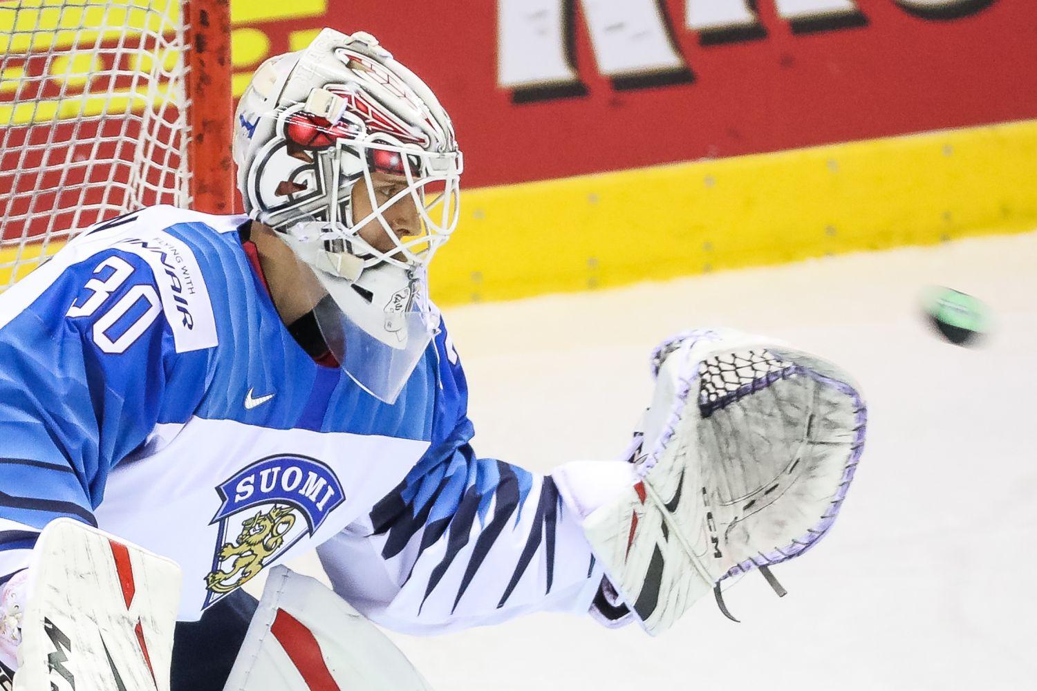 Finlands landslags ishockeymålvakt på isen