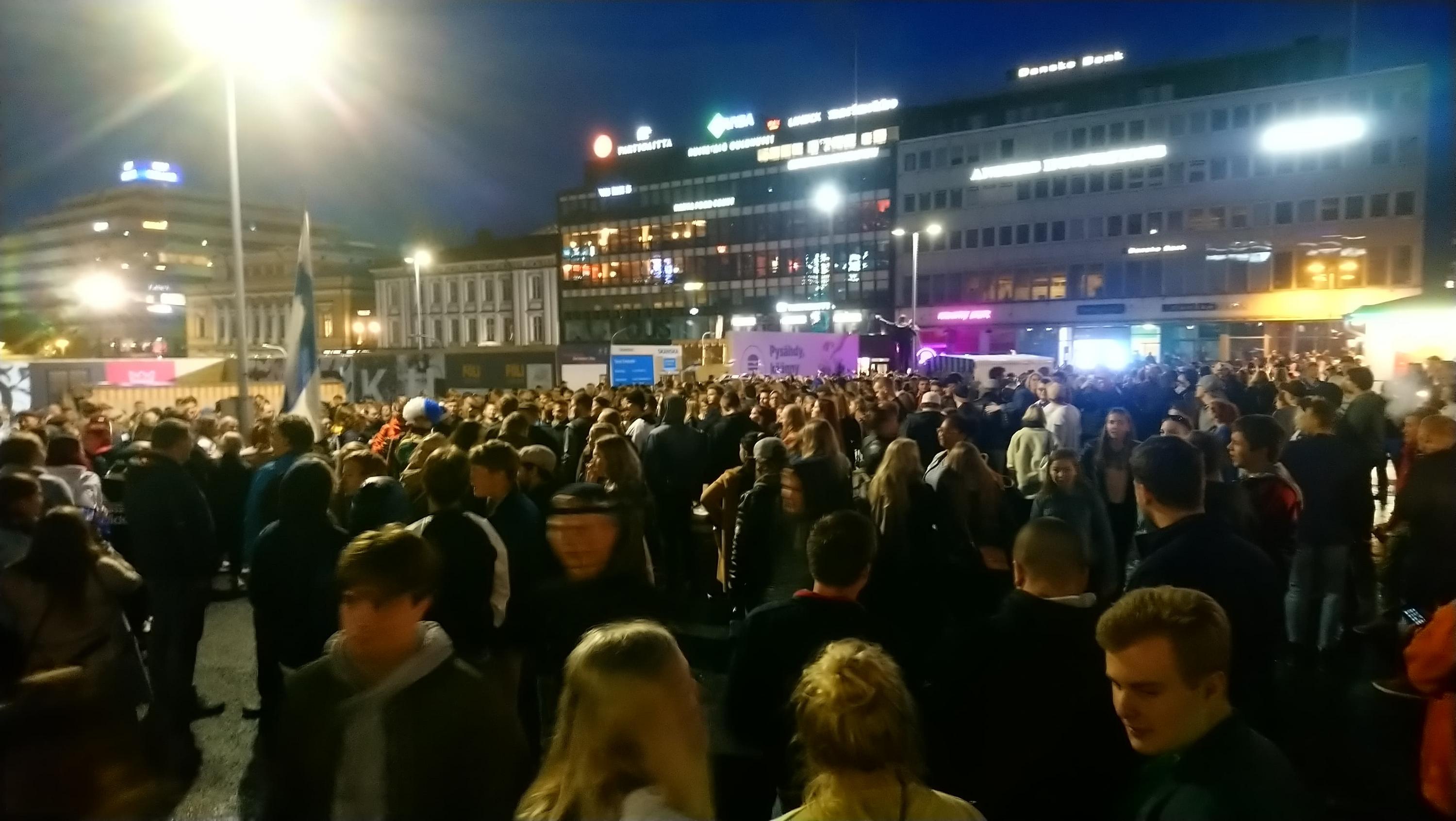 Folkmassa mitt i natten vid Åbo salutorg.