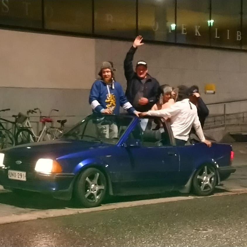 Åbobor i en öppen bil firar VM-guldet i ishockey