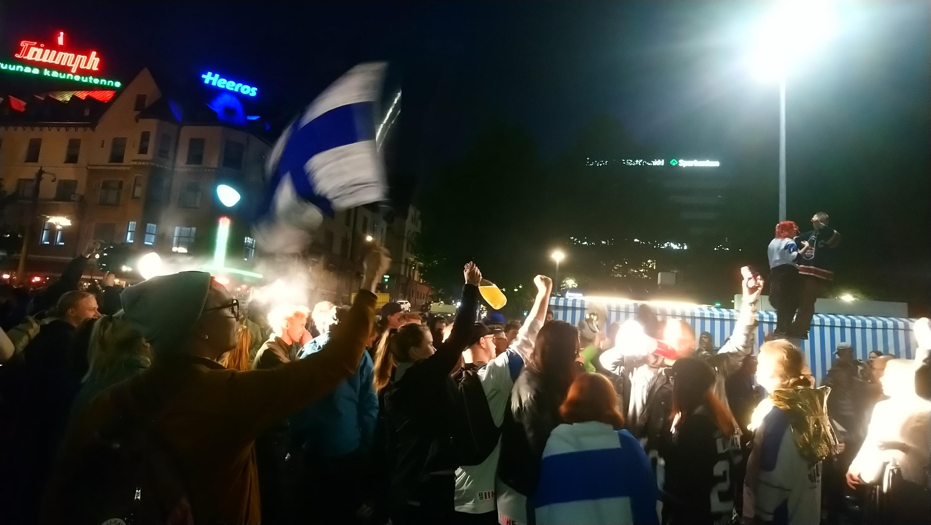 Firande människor i natten på Åbo salutorg