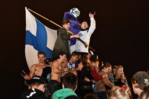 Folk firar med Finlands flagga