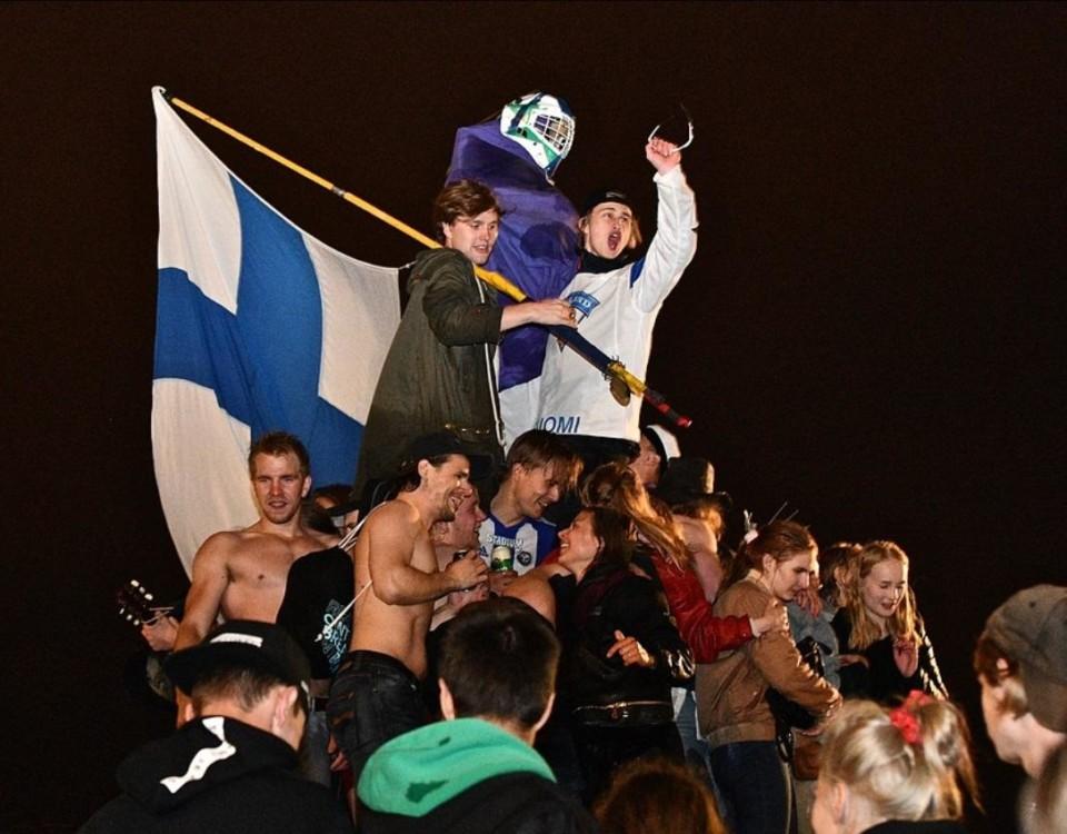 Folk firar med Finlands flagga