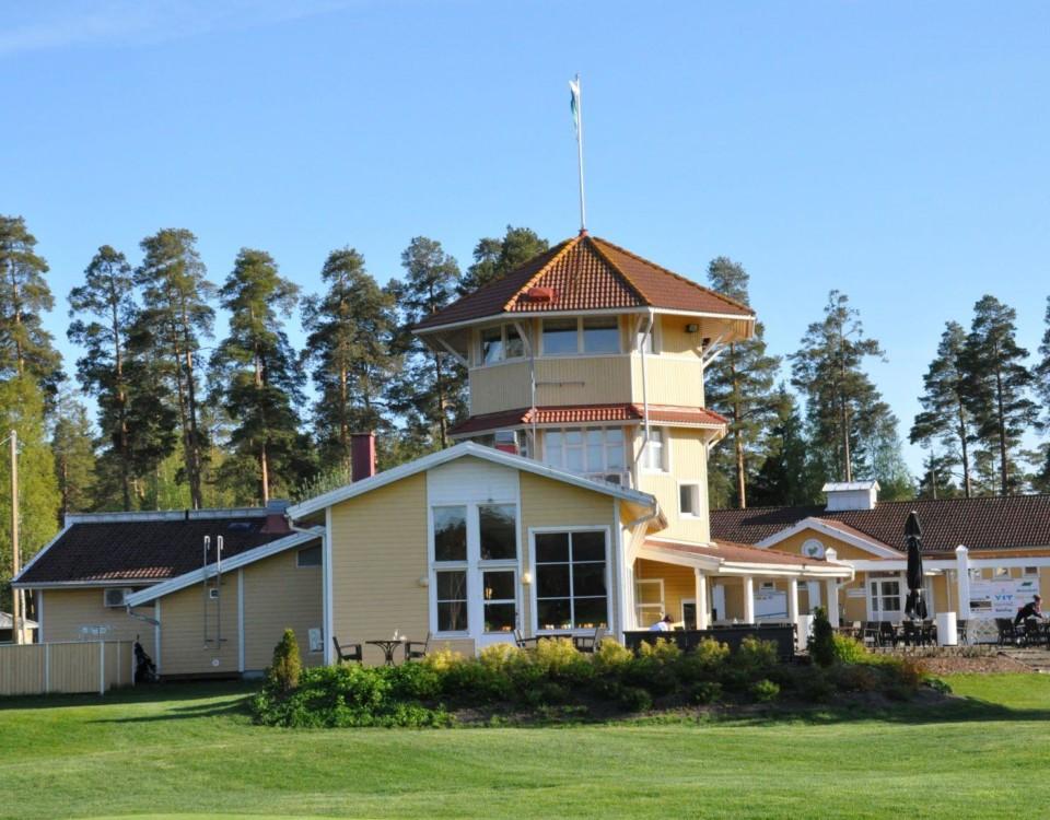 ett golfklubbhus i gult