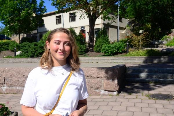 Julia Lindqvist i Pargas får en yrkesexamen idag och för två veckor sedan blev hon student. Hon har inte bråttom med att fatta beslut om vad hon ska ägna sig åt i framtiden.