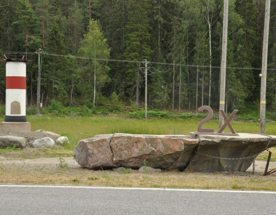 En liten fyr och staty fotograferade på ön Kakskerta i Åbo
