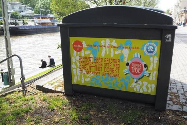 Håll skärgården rens kampanj syns i tre städer i sommar. Pressbild