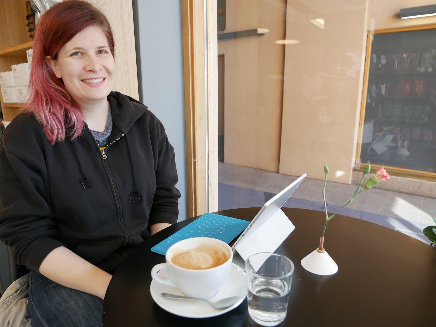 Taru Heikkonen från Lundo passar på att äta frukost ute då hon hinner innan arbetet i Åbo centrum.