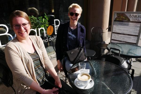 Elina Vähäkuopus och Maria Mänty från Rovaniemi sökte upp Bean Bar på nätet, eftersom de visste att de behövde ett ställe att dricka kaffe på innan arbetsdagen.