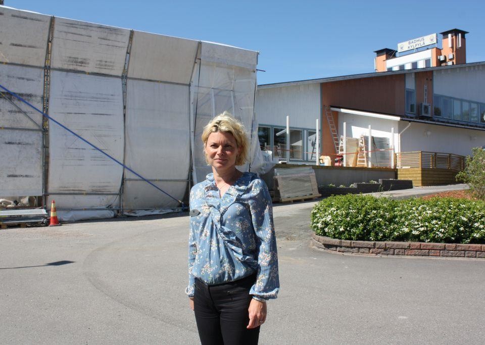 Tanja Liljeqvist med badhuset och bygget av det nya utebadet i bakgrunden