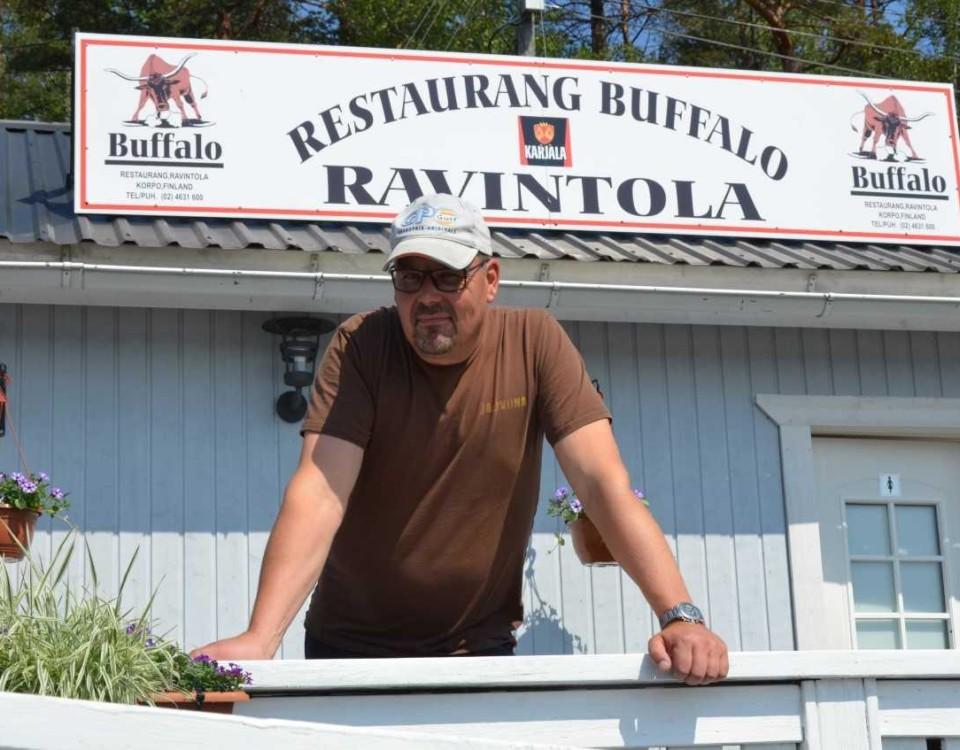 Mycket liv i Korpo på lördag. Restaurang Buffalos Kjell Eriksson är med och ordnar program vid restaurangen och gästhamnen Verkan. Där blir det bland annat provkörning av motorbåtar och bilar. Foto: Patricia Torvalds
