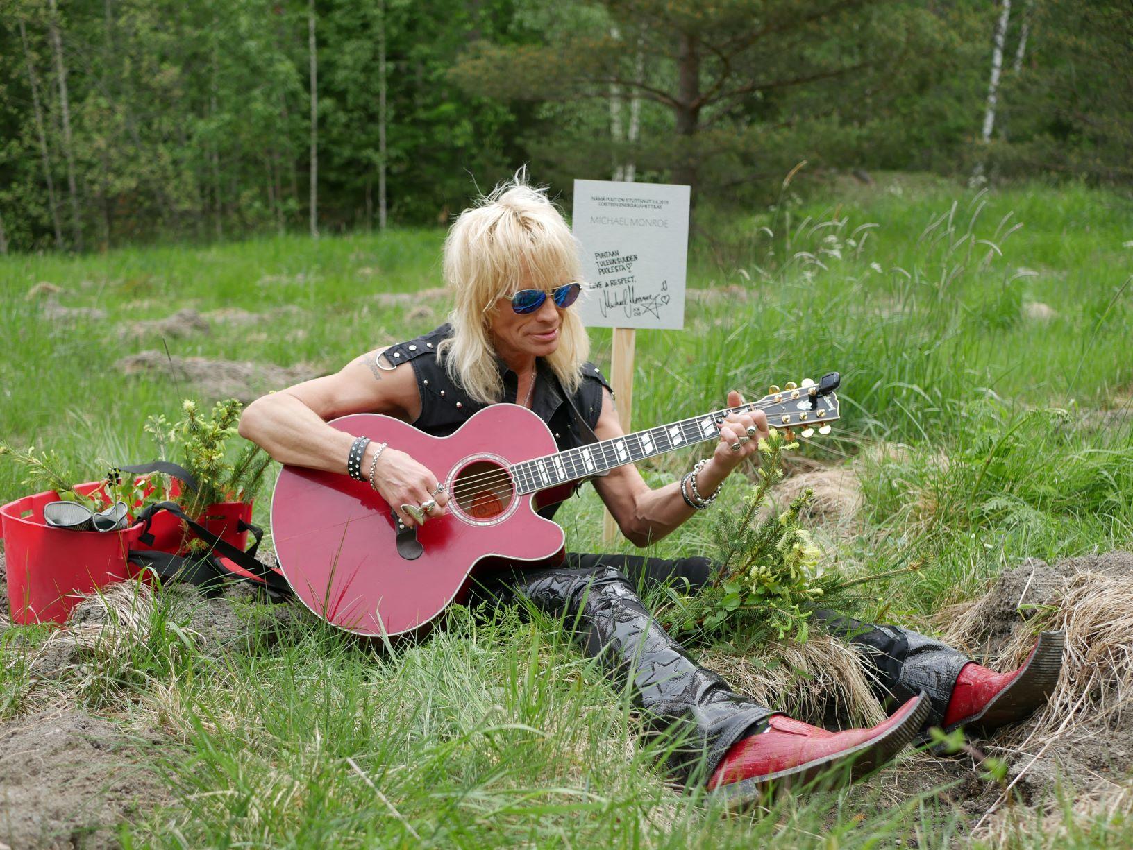 Rockartisten Monroe sitter i gräset